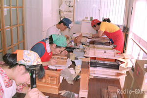 黙々と作業される工房の方々