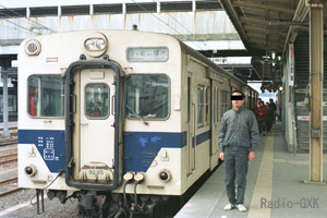 キハ30と変な男(管理人) 茅ヶ崎駅 1987年1月2日