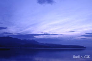 蒼く染まる夜明けの山中湖