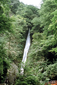 山の中に忽然と現れる瀑布