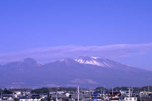 うっすら雪をかぶる浅間山